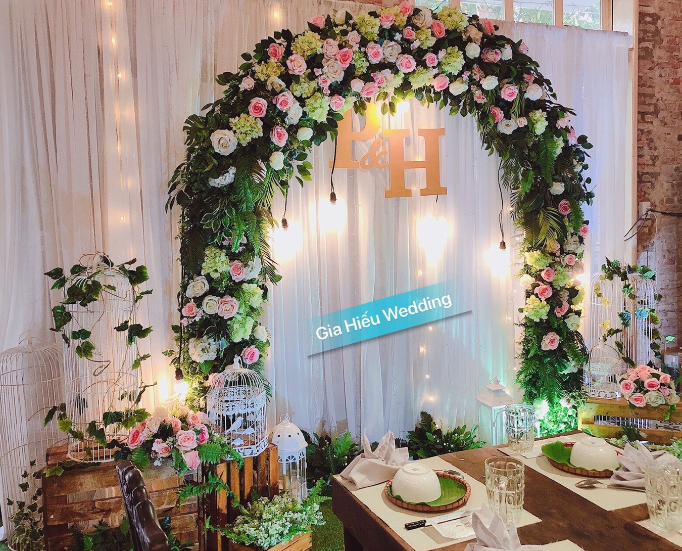 trang trí background đám cưới hoa lụa